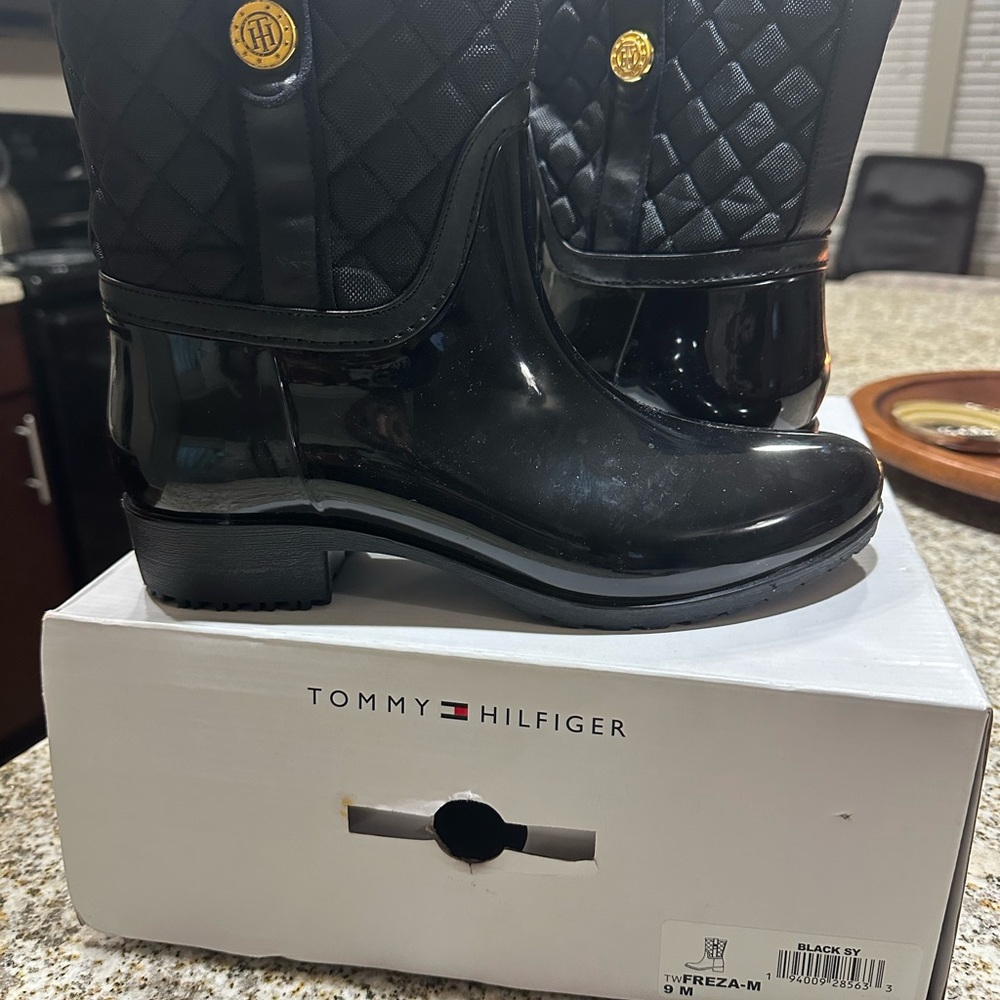 Tommy Hilfiger size 9 Women’s Freza Black Quilted Rain Boots
